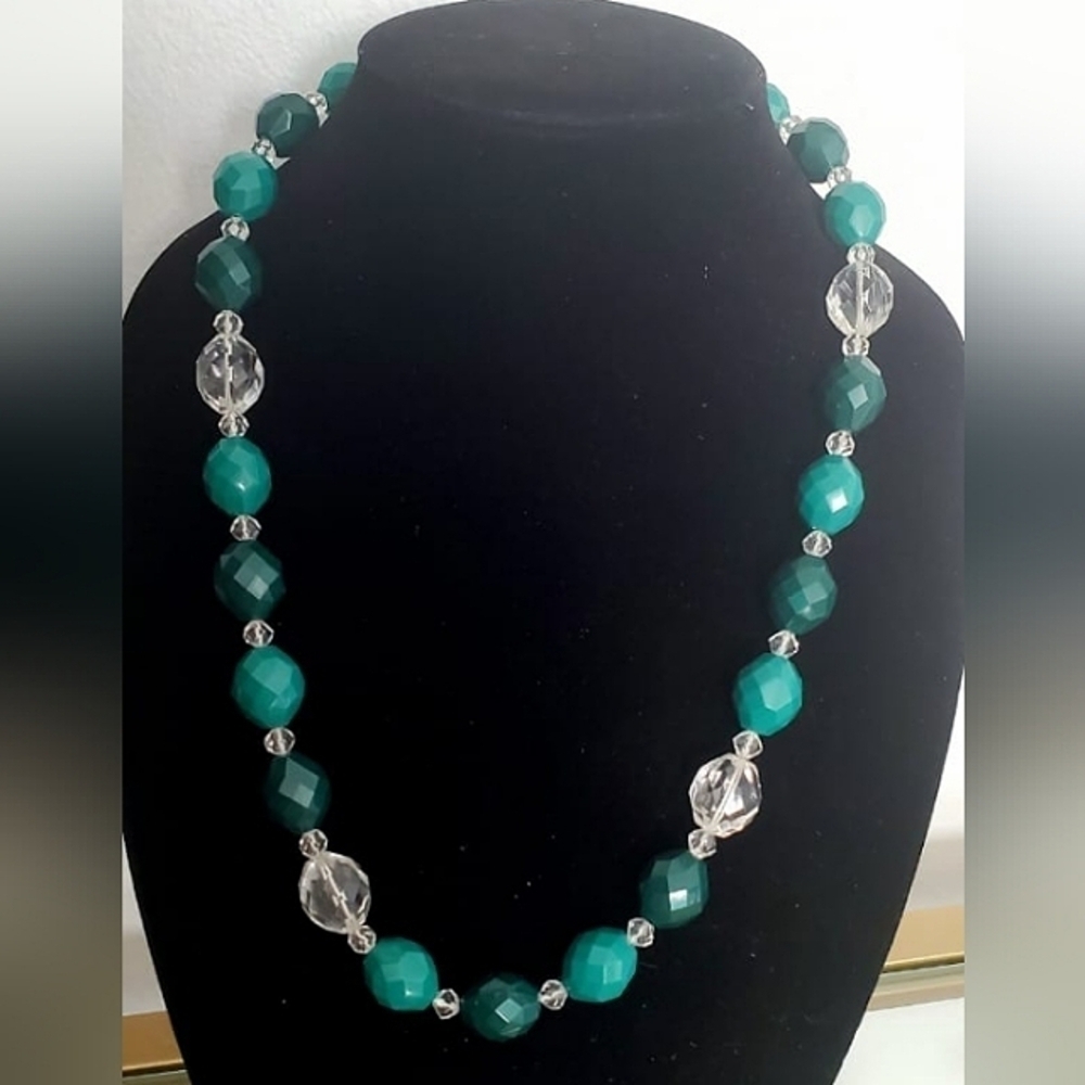 Emerald Green & Clear Beaded Necklace. ๐ด
